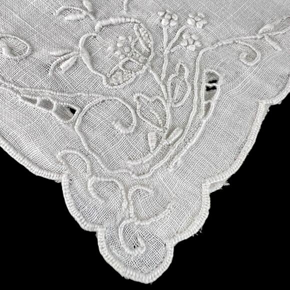 Handkerchief Vintage White Open Work Embroidered Floral Corners Scalloped Edging - Picture 1 of 8